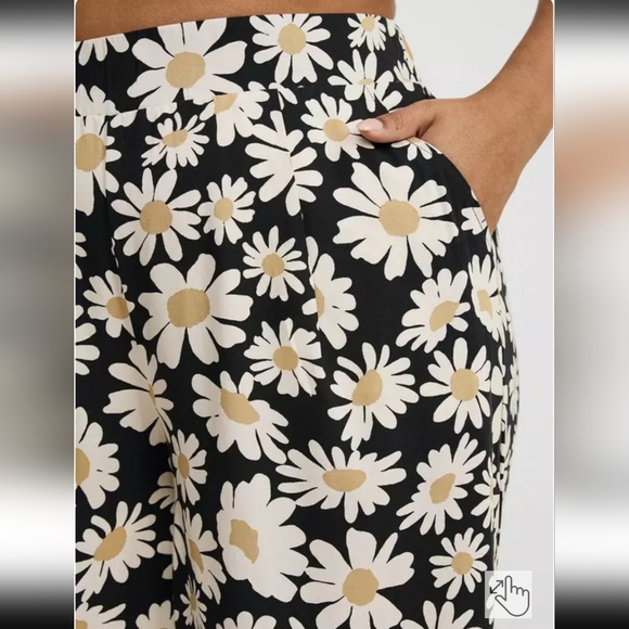 NWOT Floral Pull-On Wide Leg Pant - Picture 4 of 8